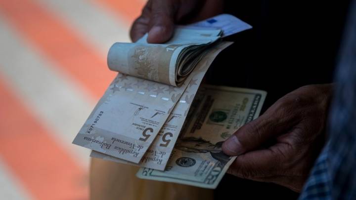 Precio del dólar oficial sigue galopando y el salario mínimo en Venezuela quedó en el olvido