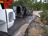 Arde una furgoneta que transportaba fruta en Alcalá de la Vega y el fuego se expande a un bosque próximo