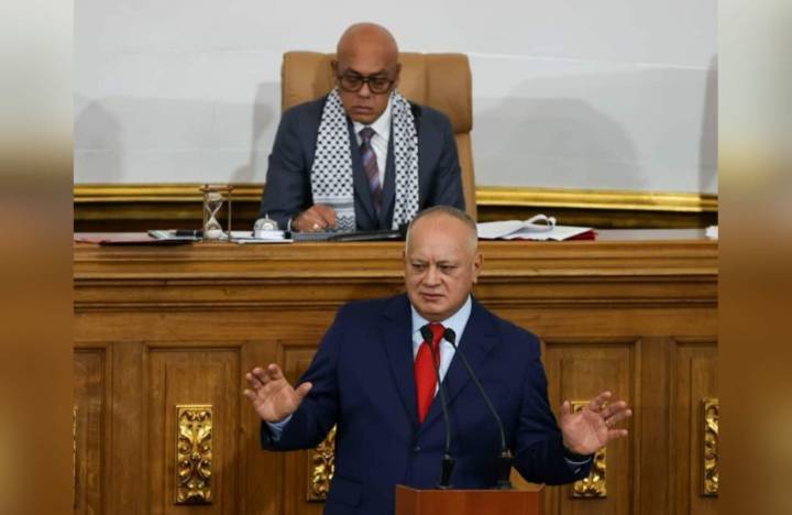 Ministro Diosdado Cabello exhibió en la Asamblea Nacional los artefactos explosivos incautados en Monagas