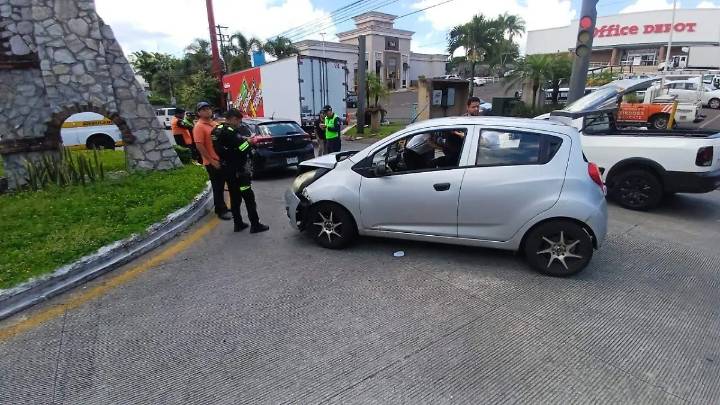 Dos lesionados en choque en bulevar Córdoba-Fortín a la altura del Arco de Shangri