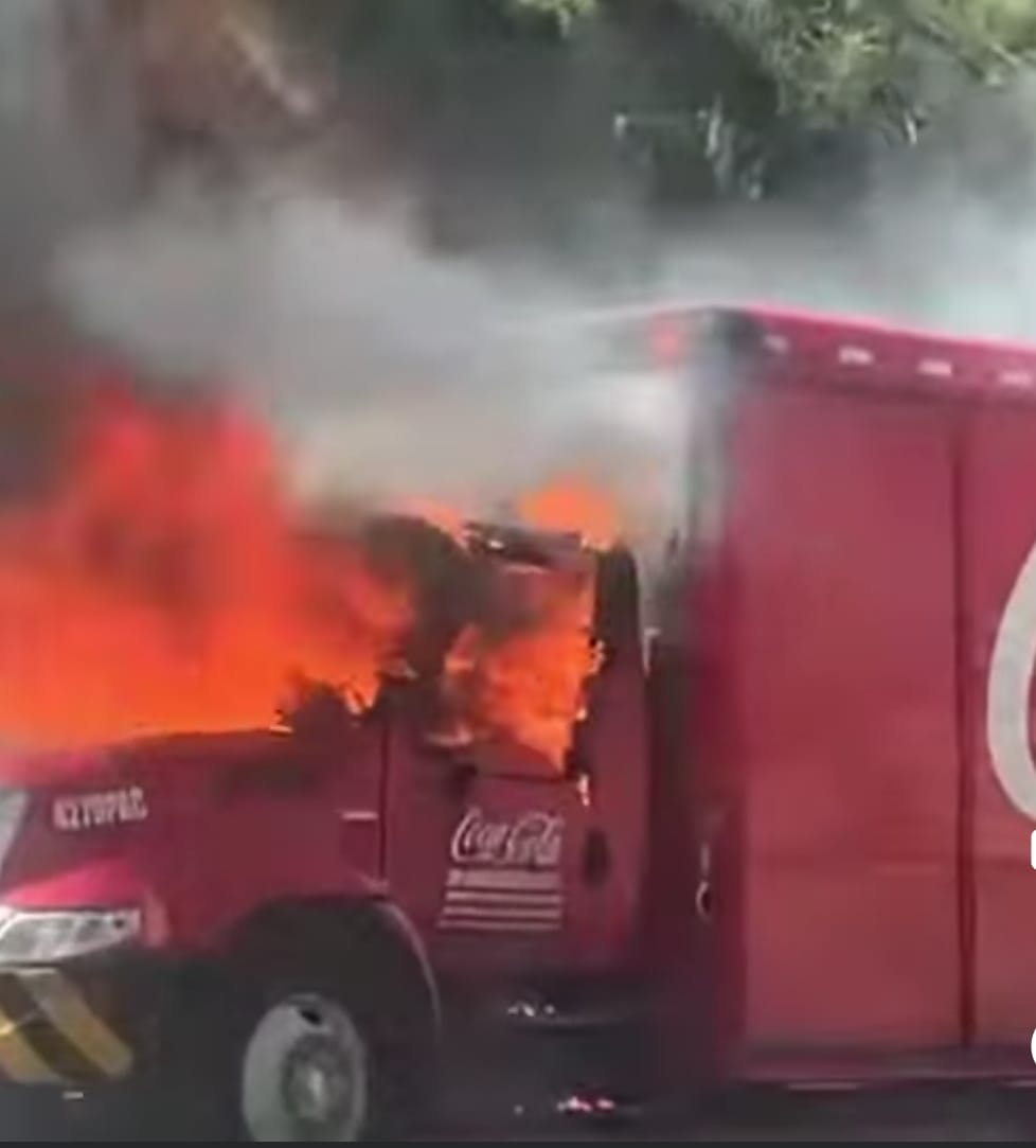 Arde camión de la Coca Cola en el Corredor de la Montaña