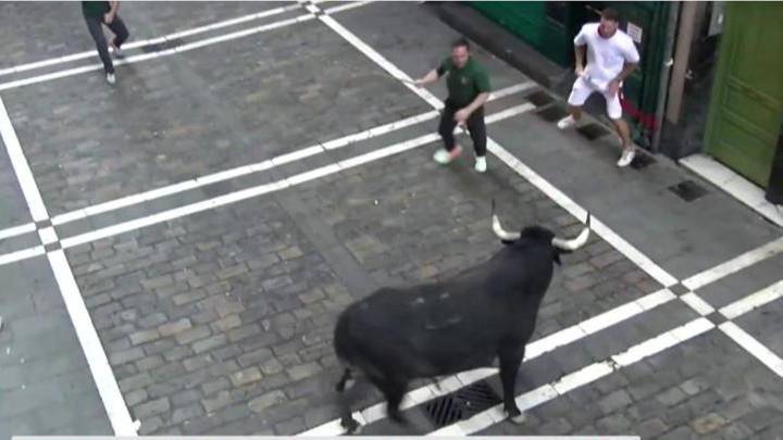 Segundo encierro de los Sanfermines: un animal rebelde provoca el primer herido por asta de toro