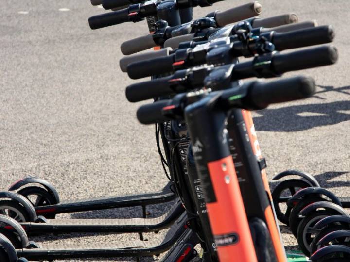 Ordenan licencia y placas para scooters en Ciudad de México