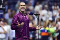 "Mi hermano se equivocó". Alcaraz festejó en su debut en el US Open, aunque la atracción fue el “accidente capilar”