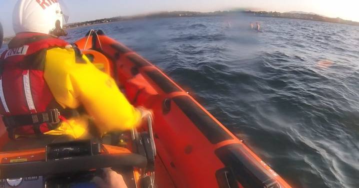 Hero Edinburgh RNLI crew rescue paddleboarders in difficulty and stranded group