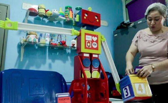 La UADY incorpora robot interactivo en terapias infantiles