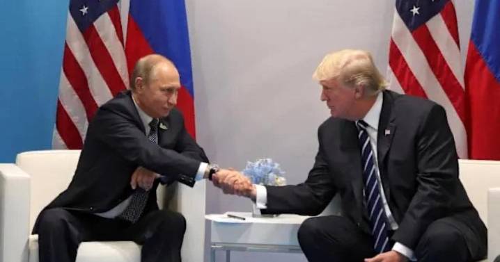 Analiza Trump invitar a Zelenski a su reunión con Putin