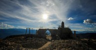 En la montaña de los espectros, en Antioquia, se construye el monumento a la arquitectura milenaria