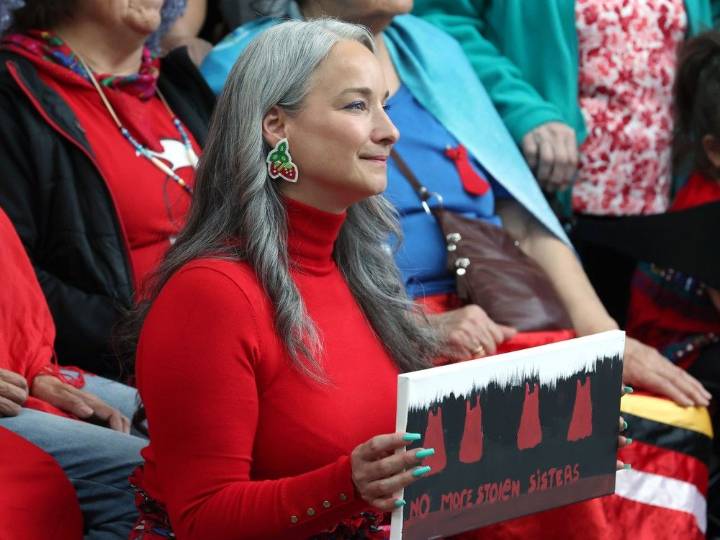 Manitoba foster parents say Minister Nahanni Fontaine is blocking emails, ignoring concerns
