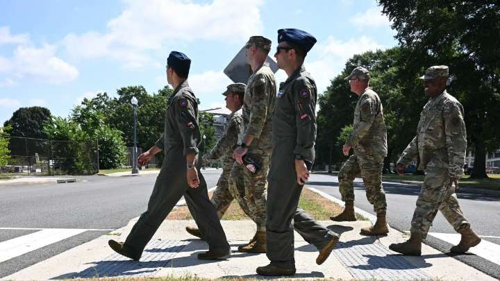 Las primeras tropas de la Guardia Nacional son vistas en Washington DC para combatir la ola de violencia en la capital