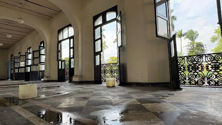 Lleno de humedad y goteras así luce actualmente el edificio que albergo al antiguo Casino Español