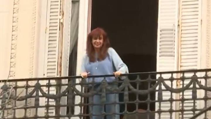 Cristina Kirchner volvió a sorprender a sus seguidores desde el balcón: el video