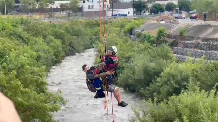 Rescatan a Hombre que Vivía en Medio del Arroyo Topo Chico en San Nicolás, Nuevo León