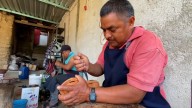 Gobierno de México denuncia a Adidas por copiar diseño de huaraches indígenas
