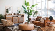 Transformá tu casa con la decoración de la abuela: muebles rústicos, papel pintado y mimbre que están de regreso