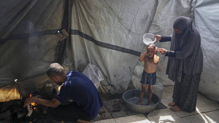 Heat and thirst drive families in Gaza to drink water that makes them sick