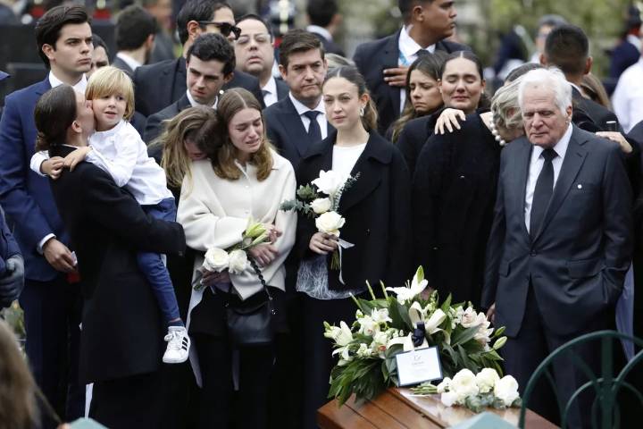 Padre de Miguel Uribe Turbay asume como precandidato presidencial tras crimen de su hijo en Colombia
