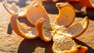Dejar cáscaras de mandarina al sol: para qué sirve y cómo usarlas