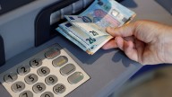 Encuentra 500 euros olvidados en un cajero automático: en lugar de irse con el dinero, decide hacer esto