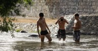 El Genil, entre el calor y la prohibición: bañistas retan el veto al baño en el río granadino