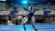 Robots humaoides bailan hip-hop y hacen artes marciales en feria tecnológica