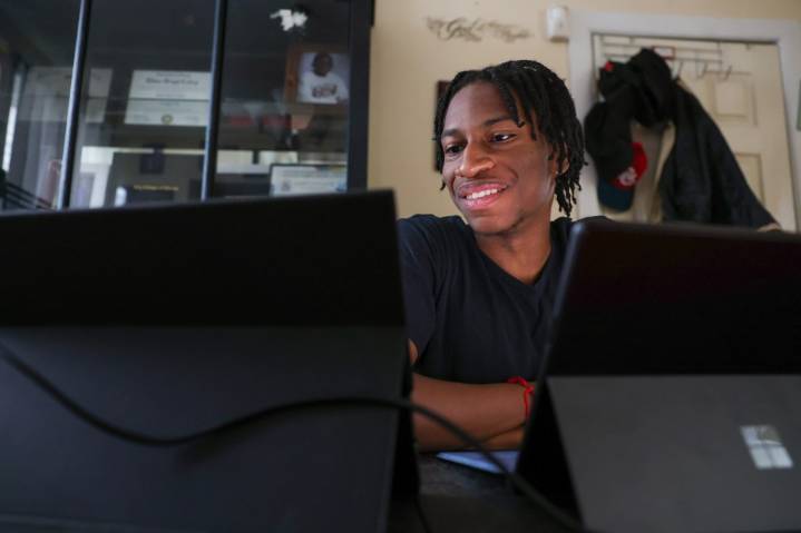 Report finds barriers to college for some llinois students