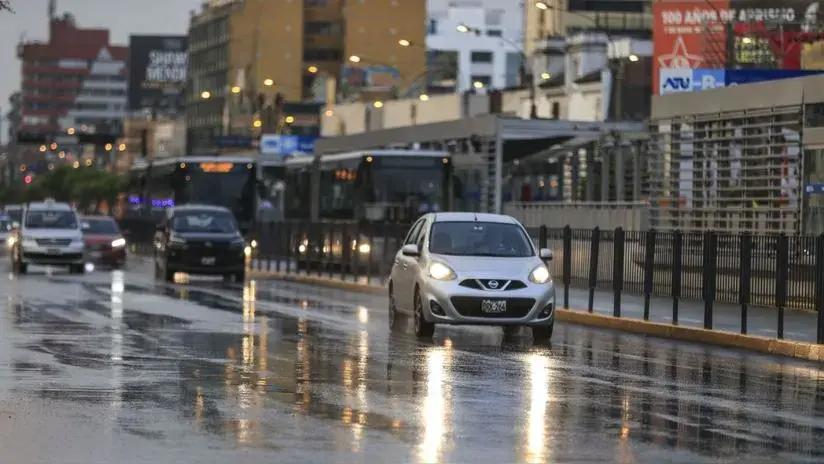 El Anticiclón del Pacífico Sur sigue golpeando Lima: capital soporta intensa llovizna y descenso de temperatura