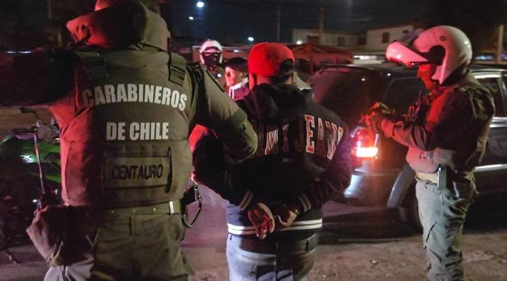 Control vehicular en Arica deja a 2 personas detenidas: Uno portaba arma prohibida