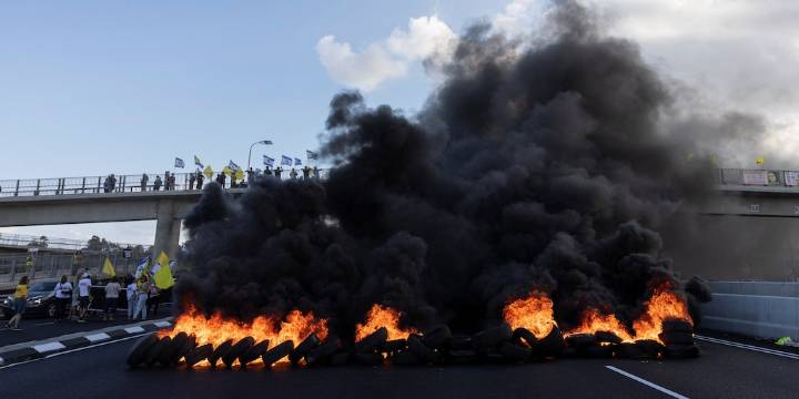Protestas y cortes de rutas sacuden Israel en demanda de un alto el fuego y la pronta liberación de los rehenes