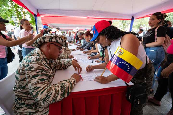 Presidente Maduro califica de éxito total la jornada de alistamiento