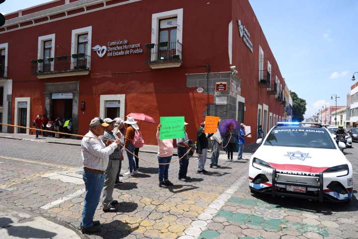 Vecinos de Coyotepec que violan el derecho al agua, se manifiesta ante la CDHP