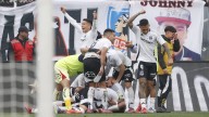 Hincha murió tras caer del techo del estadio durante clásico en Chile