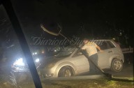 Aparatoso accidente en Gran Santa Fe Norte, en Mérida: poste caído y auto abandonado