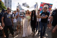 Mexicana, ex rehén de Hamas, realiza boda simbólica para exigir liberen a su pareja
