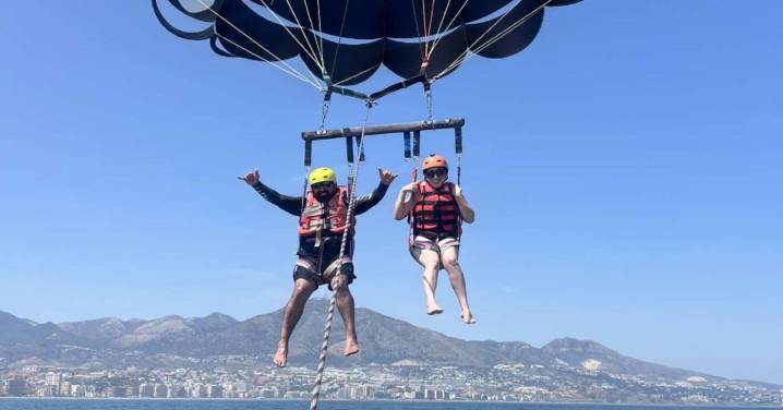 El 'parasailing' de Benalmádena, una de las doce mejores experiencias acuáticas de toda España está en Málaga: "Volar a 200 metros de altura..."