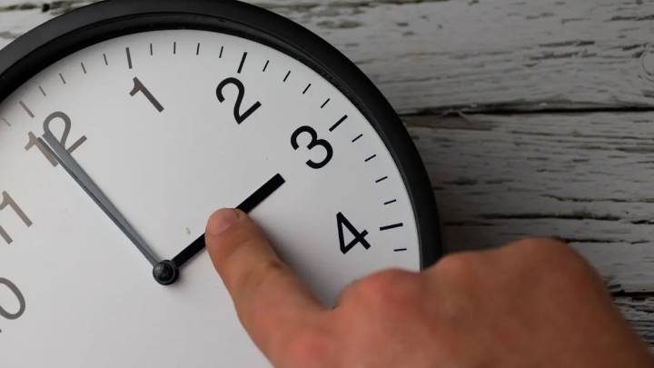 Cambio de huso horario en Argentina: qué cambia si se atrasa una hora el reloj