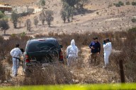 Localizan cuerpo y narcomensaje en camioneta abandonada en el fraccionamiento Valle Las Palmas