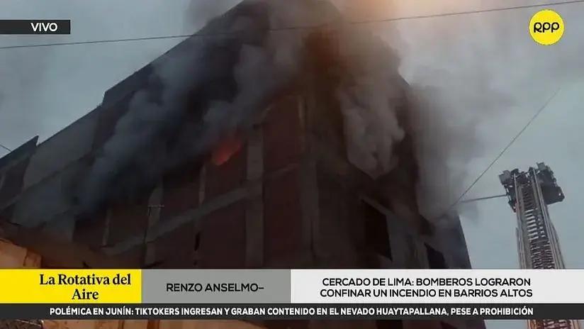 Barrios Altos: bomberos confinan incendio en almacén del jirón Miró Quesada