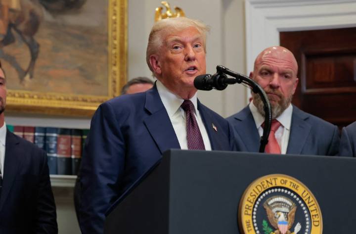 Trump firma decreto para subir aranceles a productos de decenas de países, incluyendo Canadá