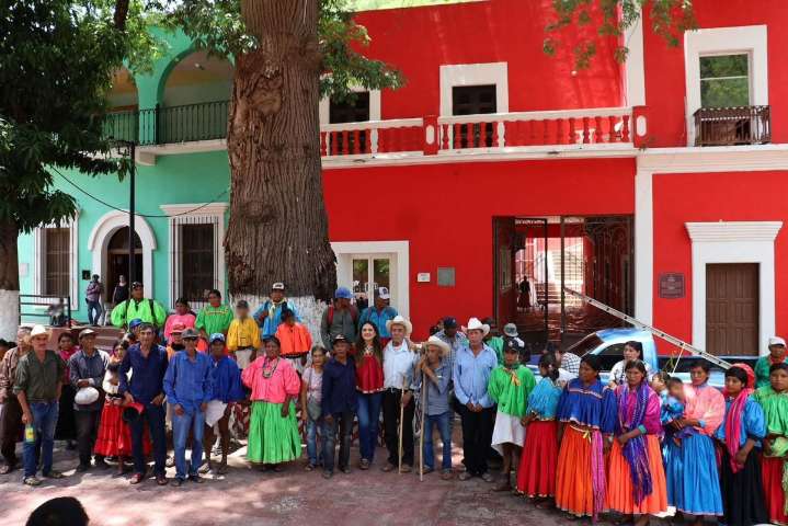 Andrea Chávez conmemora el Día Internacional de los Pueblos Indígenas junto al pueblo rarámuri en Batopilas