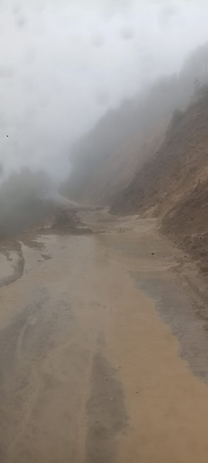 Dos deslaves cierran el paso vehicular en la Sierra Negra