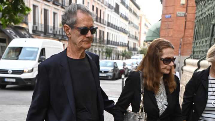 Ramón Arcusa en la capilla ardiente de Manuel de la Calva: "Nos queda el recuerdo y las canciones"