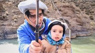 Mateo, el pequeño aventurero que desafía al río al cruzar en un cajón como sus ancestros