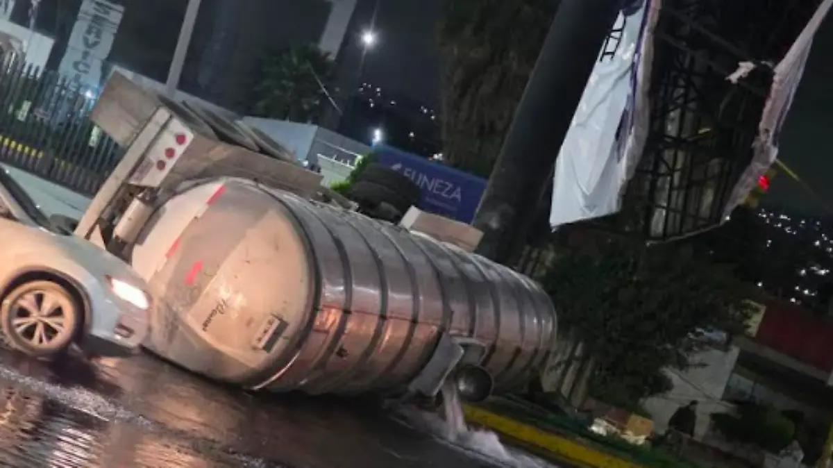 Cierran carriles en la Texcoco–México por riesgo de colapso de espectacular