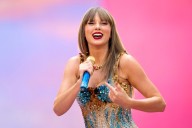 Taylor Swift luce bodysuit en portada especial de su disco ‘The Life of a Showgirl’