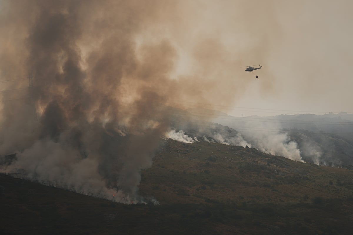 Última hora de los incendios en España, en directo | Heridos graves en un accidente de tráfico dos militares de un dispositivo contra los incendios en Ourense