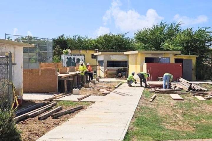 Avanza reconstrucción del parque de pequeñas ligas en Guayama