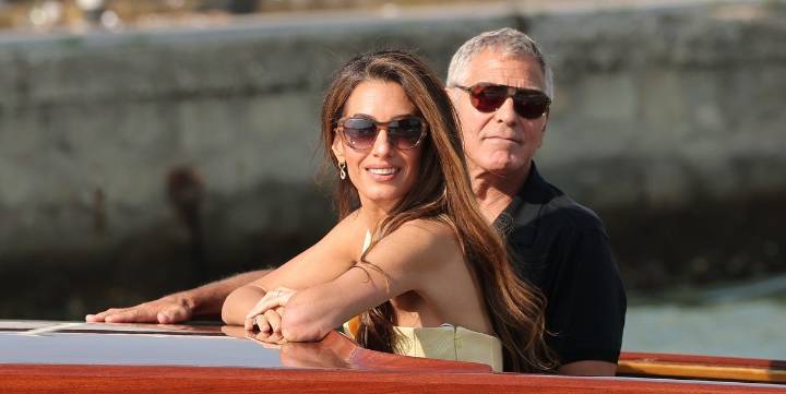 Amal Clooney, la más elegante en su llegada al Festival de Venecia con un vestido amarillo mantequilla