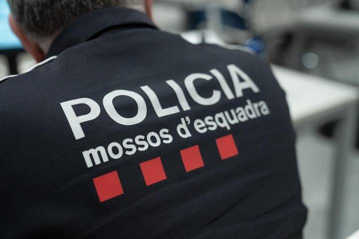 Un hombre tira por la ventana a su mujer tras apuñalarla
