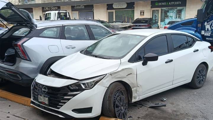 Conductor pierde el control y provoca carambola en Torreón; hay daños por más de 200 mil pesos